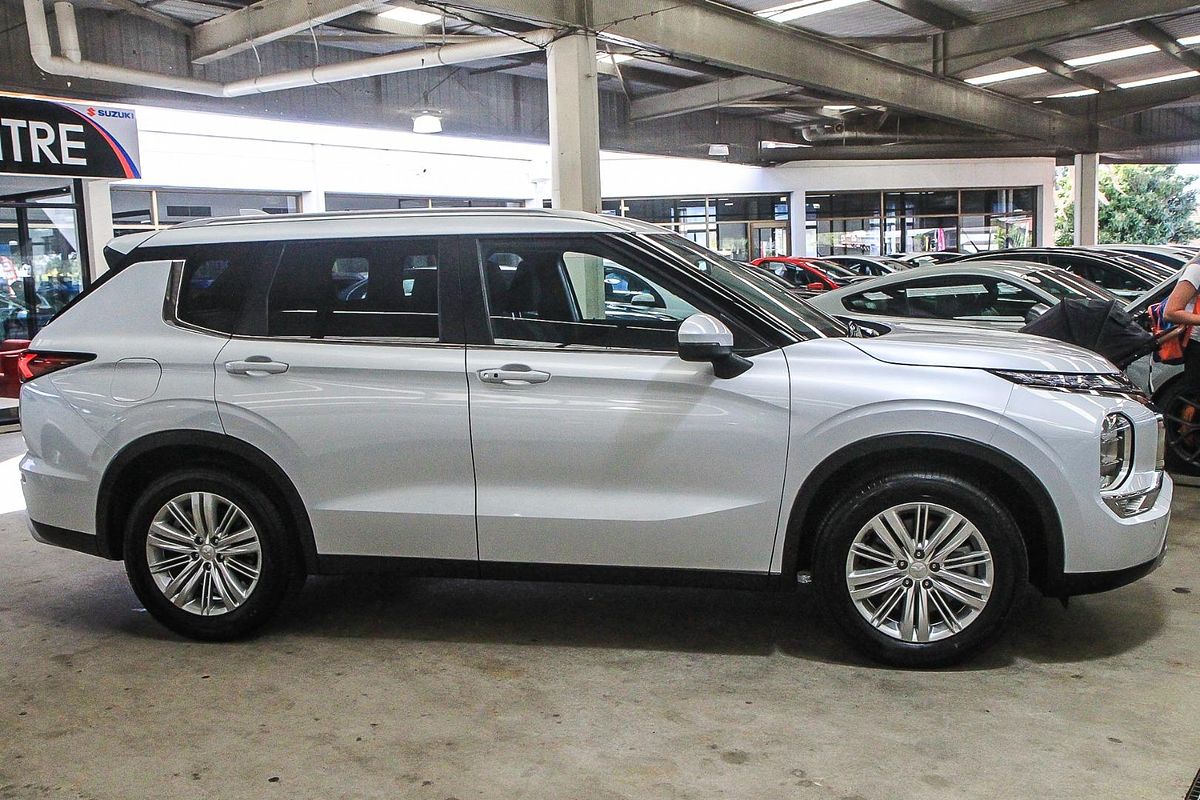 2024 Mitsubishi Outlander LS ZM