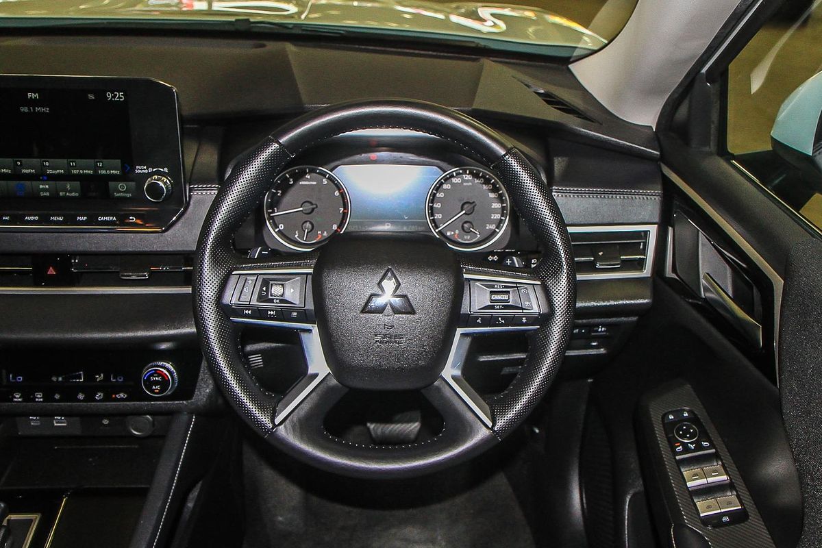 2024 Mitsubishi Outlander LS ZM