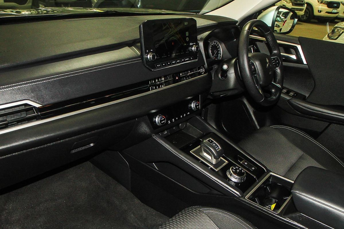 2024 Mitsubishi Outlander LS ZM