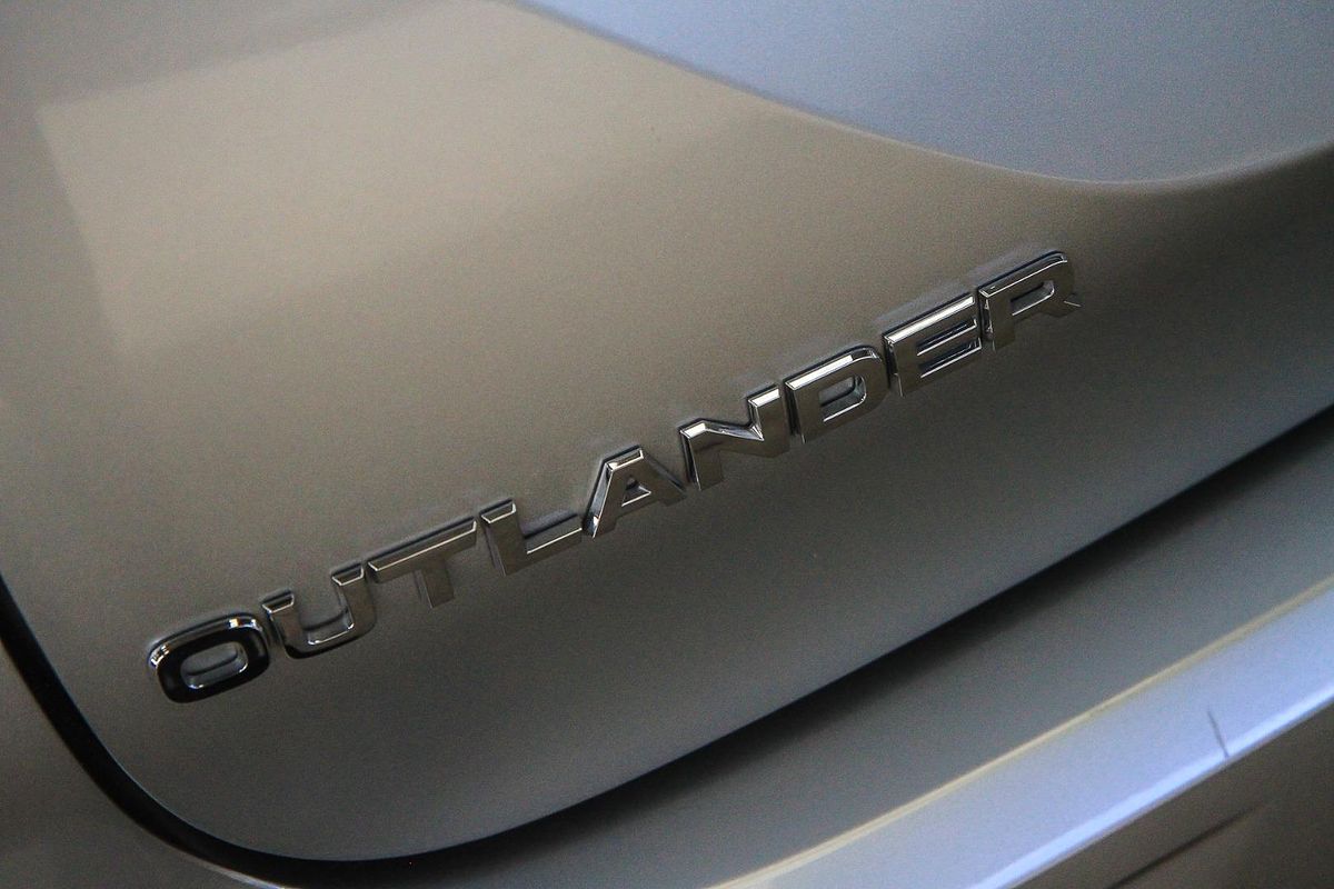 2024 Mitsubishi Outlander LS ZM