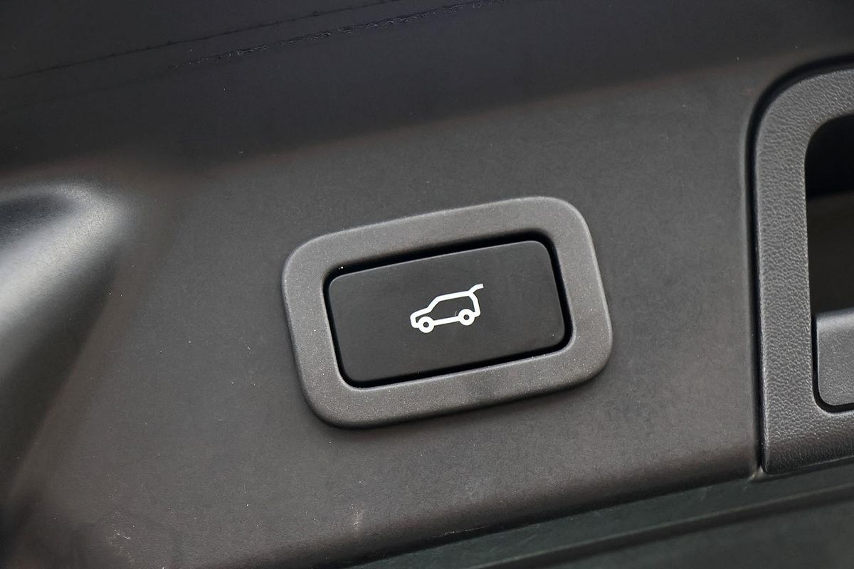 2019 Land Rover Range Rover Velar P250 R-Dynamic SE L560