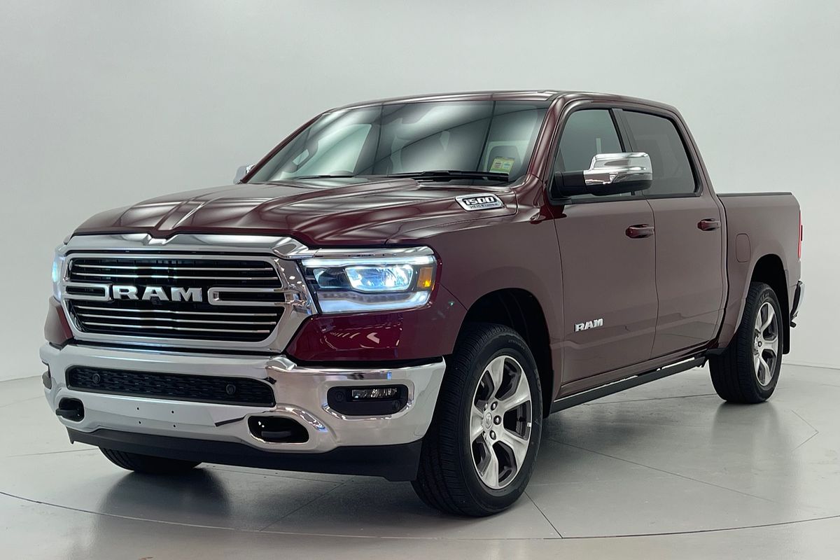 2024 Ram Trucks 1500 Laramie Crew Cab  (with sunroof) (DT6P9827H.24/STD/SR)