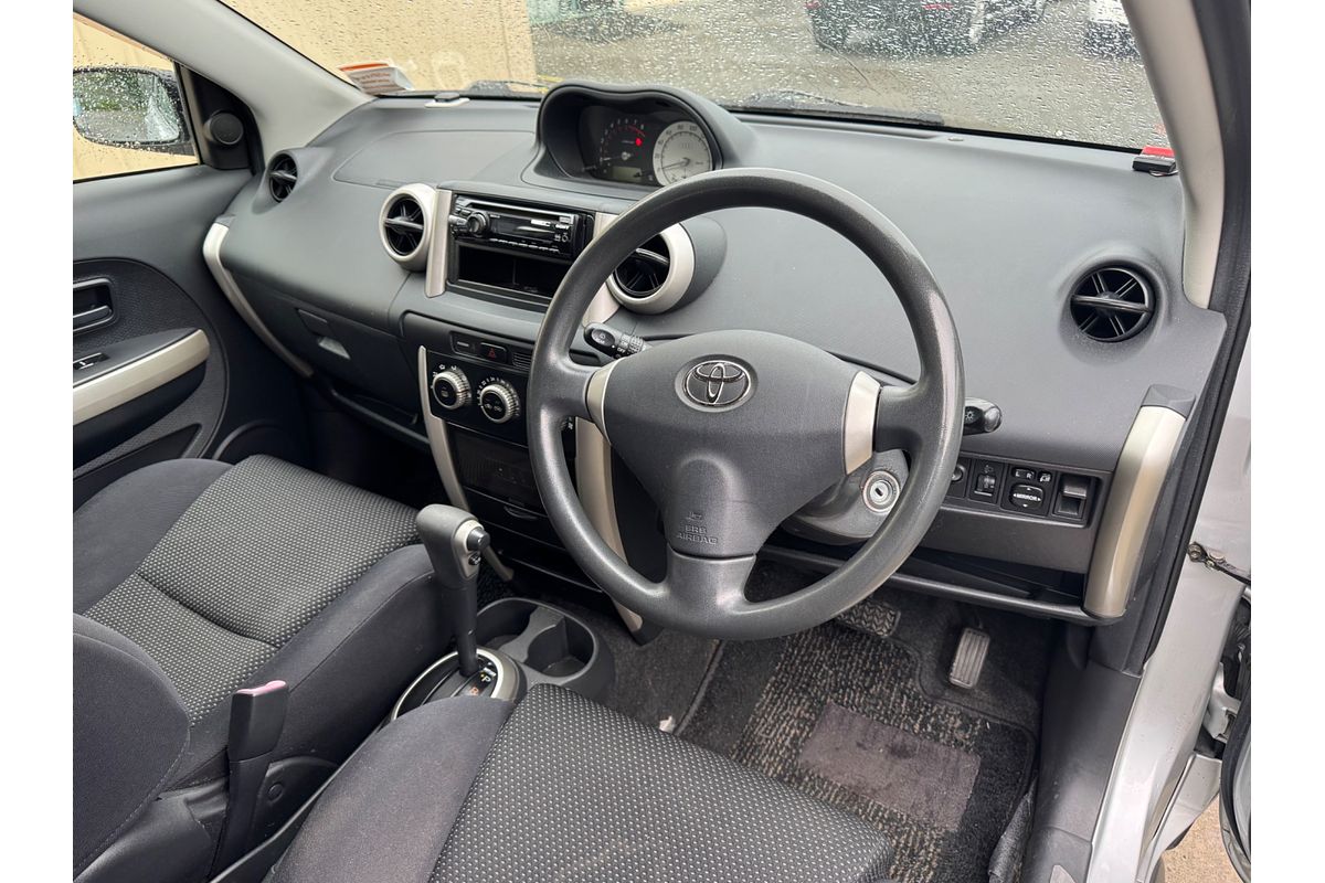 2005 Toyota IST