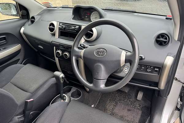 2005 Toyota IST