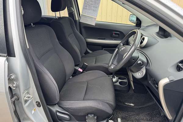 2005 Toyota IST