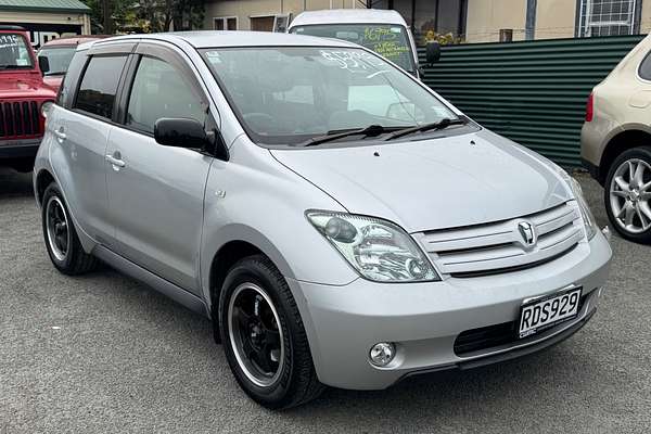 2005 Toyota IST