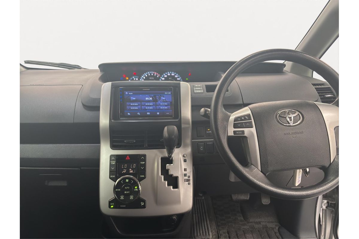 2011 Toyota Noah XL SELECTION WELCAB ZZR70G