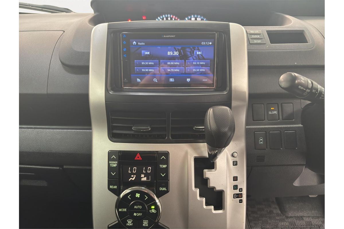 2011 Toyota Noah XL SELECTION WELCAB ZZR70G