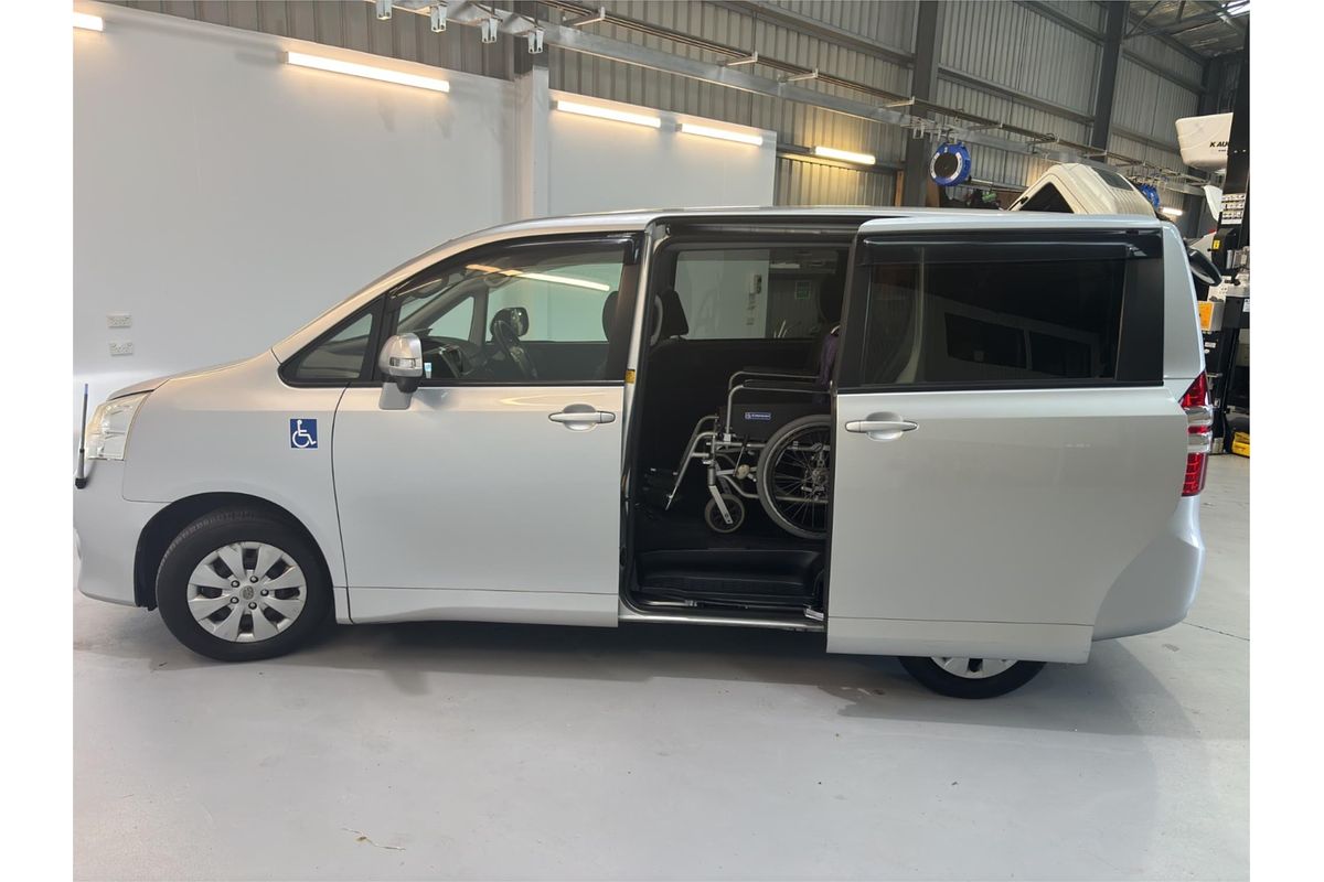 2011 Toyota Noah XL SELECTION WELCAB ZZR70G