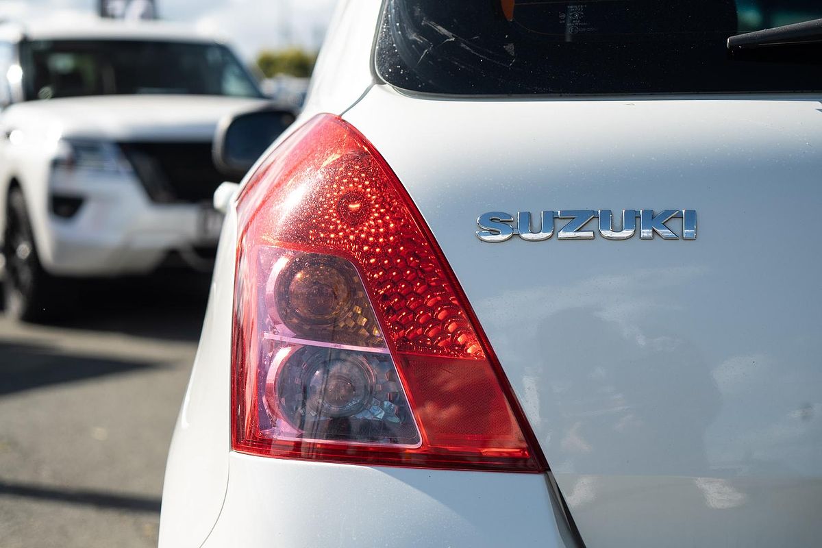 2010 Suzuki Swift GLX RS415