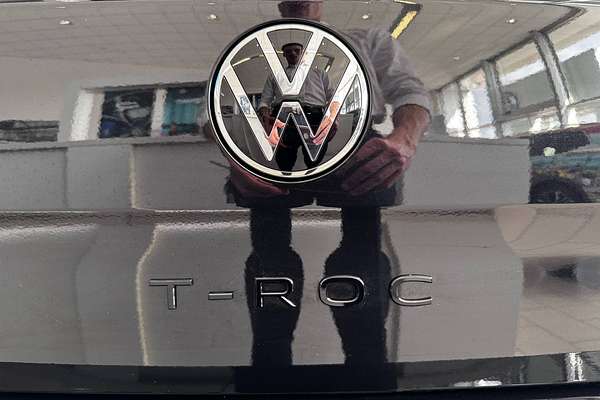 2025 Volkswagen T-Roc 140TSI R-Line D11
