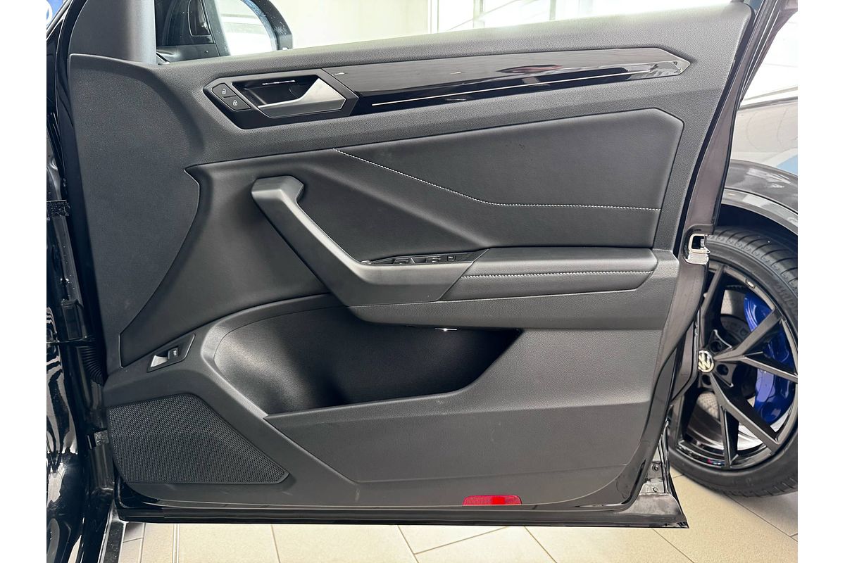 2025 Volkswagen T-Roc 140TSI R-Line D11