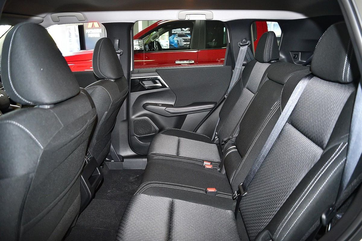 2025 Mitsubishi Outlander LS ZM