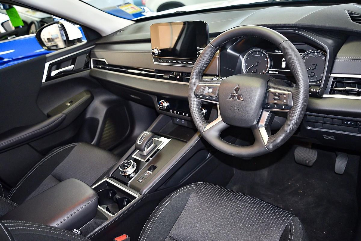 2025 Mitsubishi Outlander LS ZM