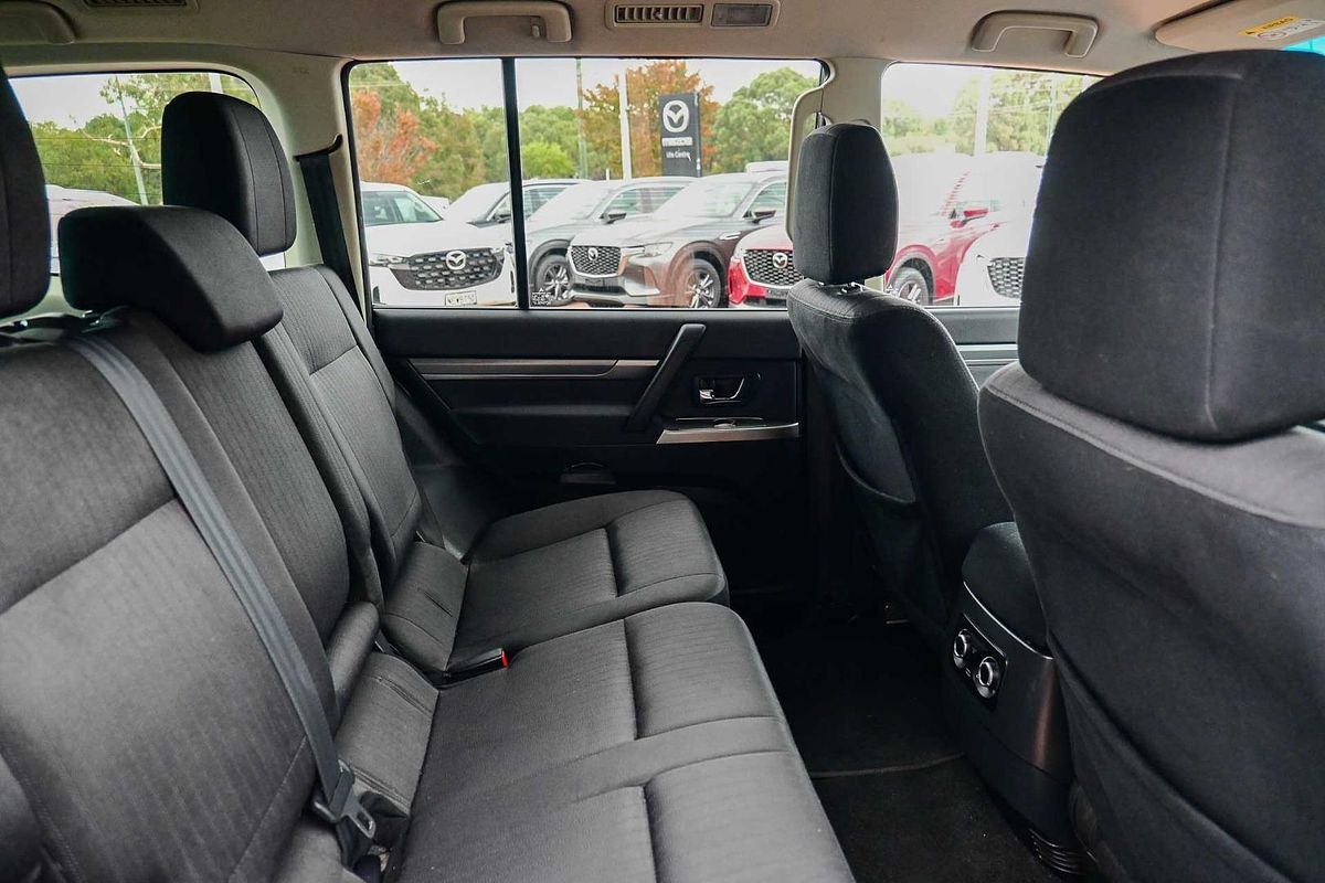 2015 Mitsubishi Pajero GLX NX