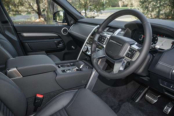 2025 Land Rover Discovery P360 Dynamic HSE Series 5