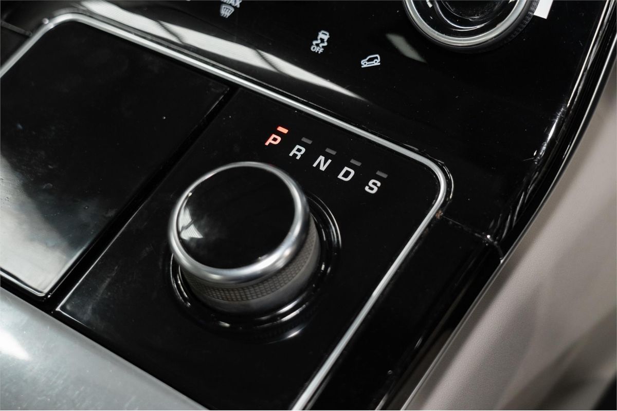 2019 Land Rover Range Rover Velar D180 SE L560