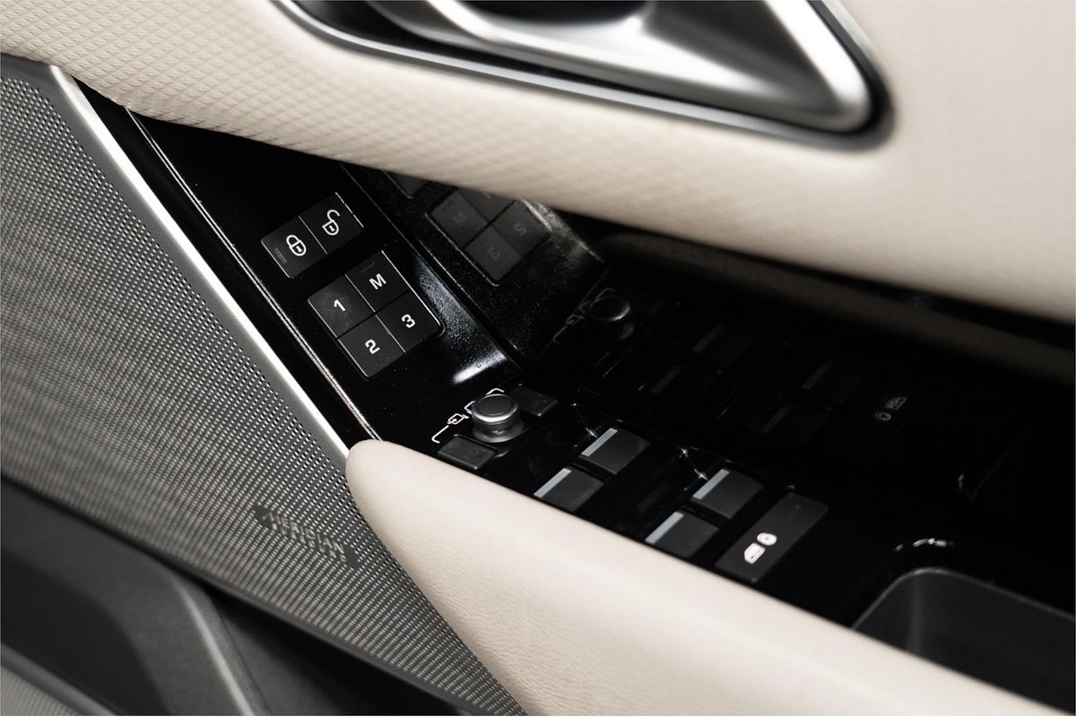 2019 Land Rover Range Rover Velar D180 SE L560