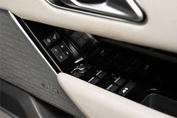 2019 Land Rover Range Rover Velar D180 SE L560