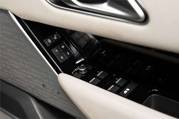 2019 Land Rover Range Rover Velar D180 SE L560