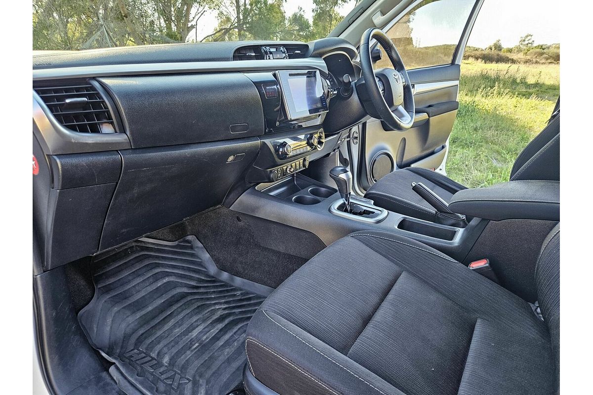 2016 Toyota Hilux SR5 (4x4) GUN126R 4X4