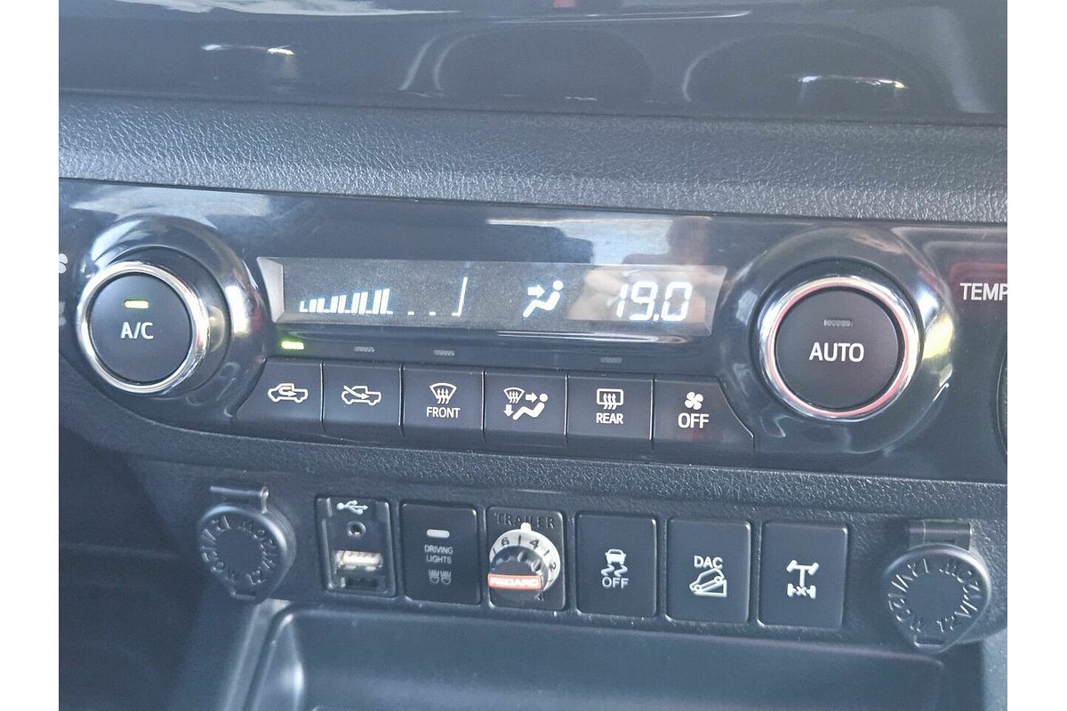 2016 Toyota Hilux SR5 (4x4) GUN126R 4X4