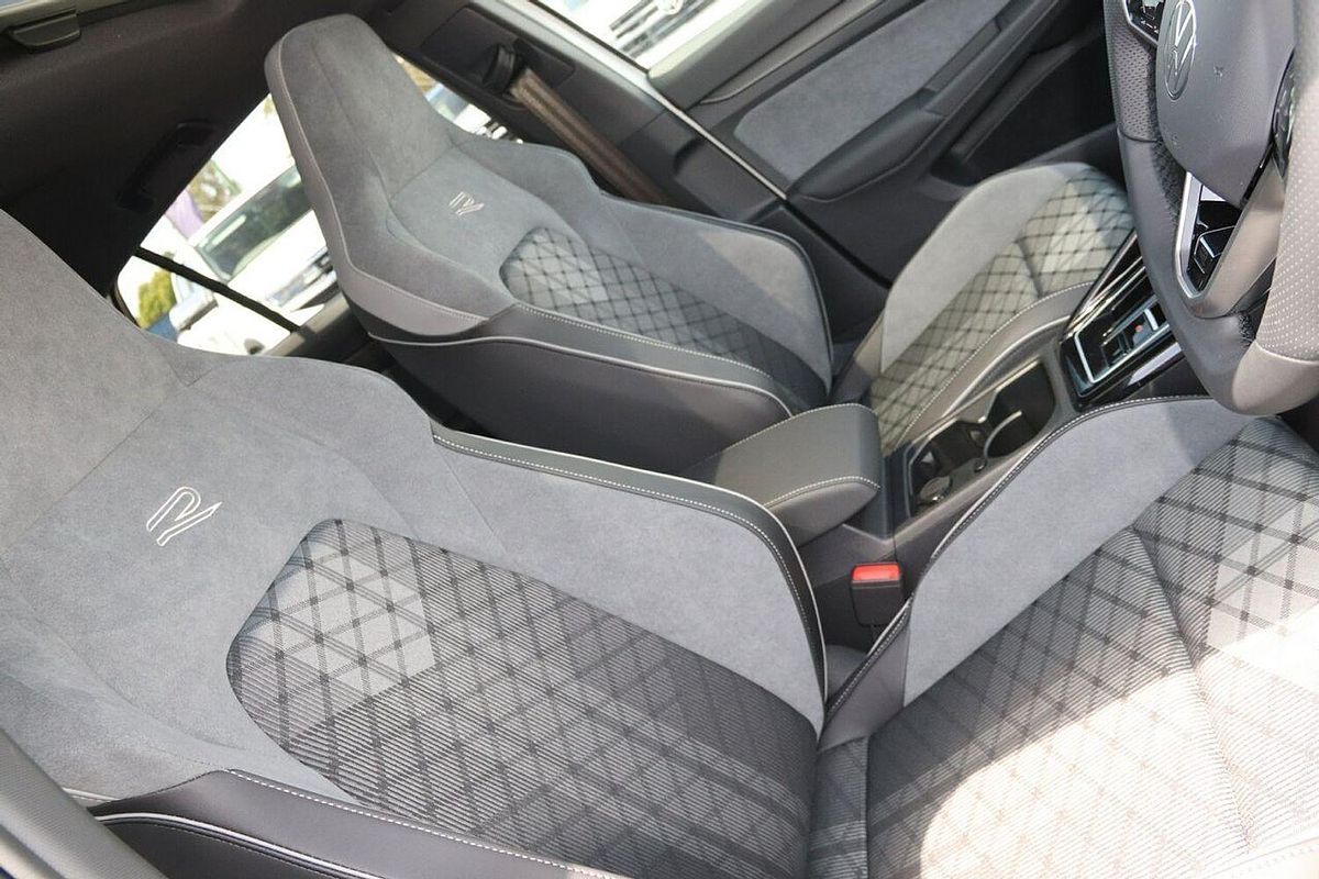 2024 Volkswagen Golf 110TSI R-Line 8