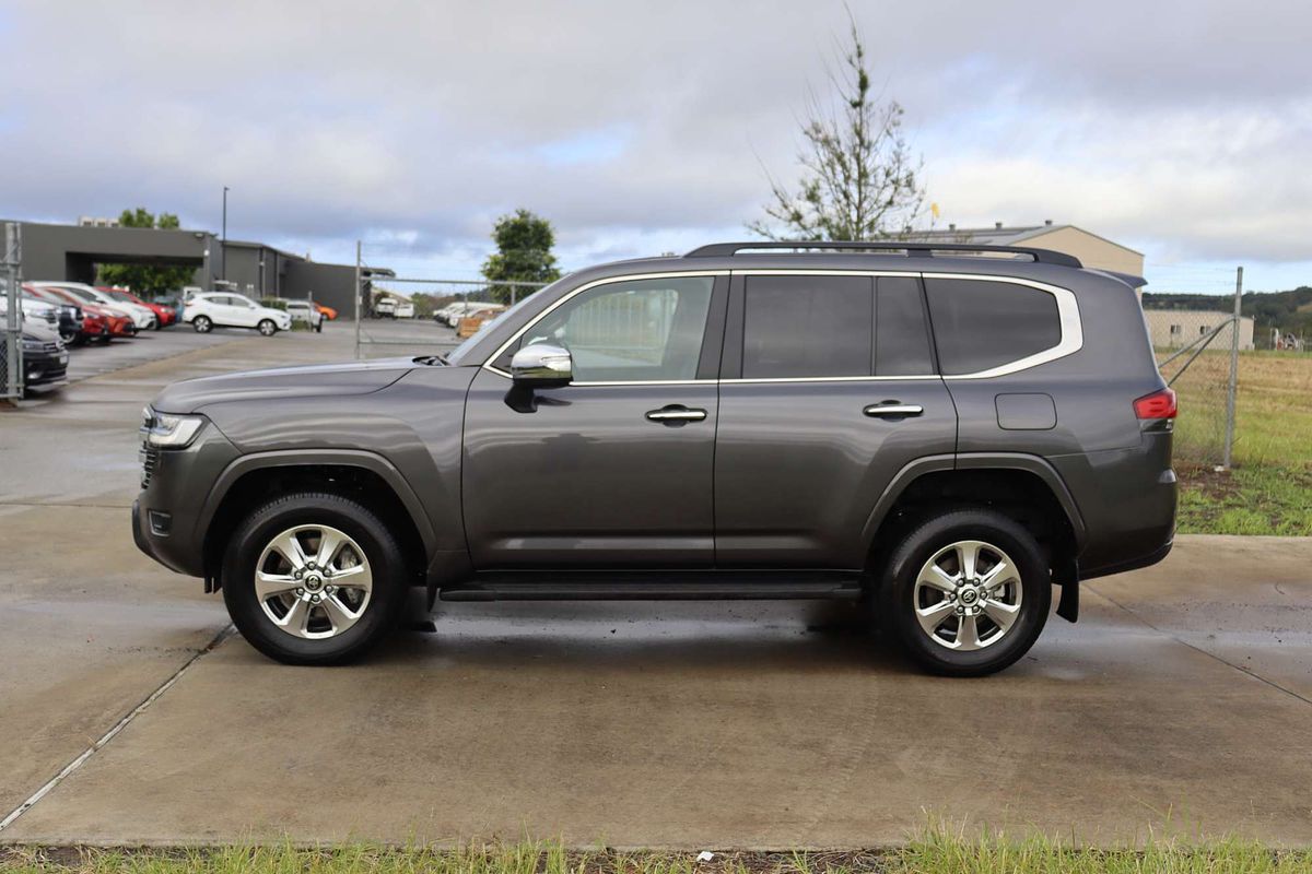 2024 Toyota Landcruiser Sahara FJA300R