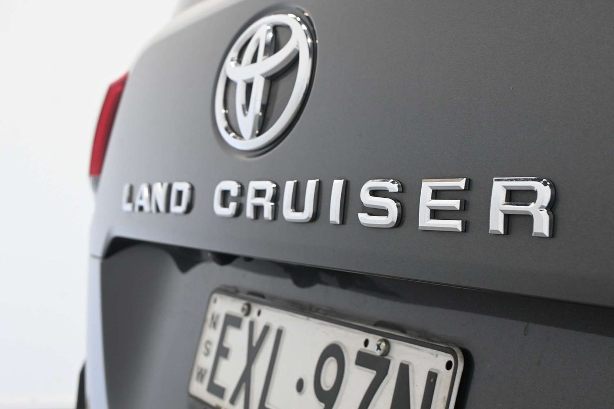 2023 Toyota Landcruiser Sahara FJA300R