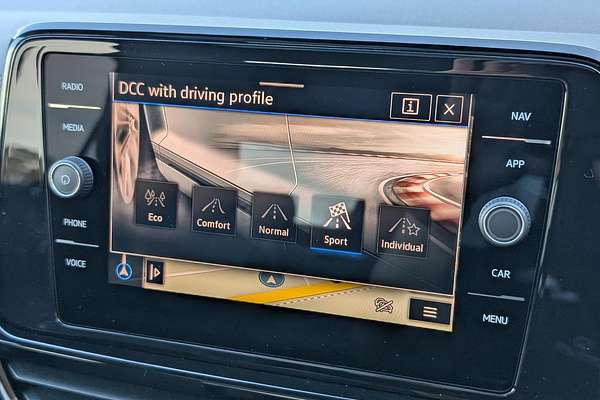 2025 Volkswagen T-Roc 140TSI R-Line D11