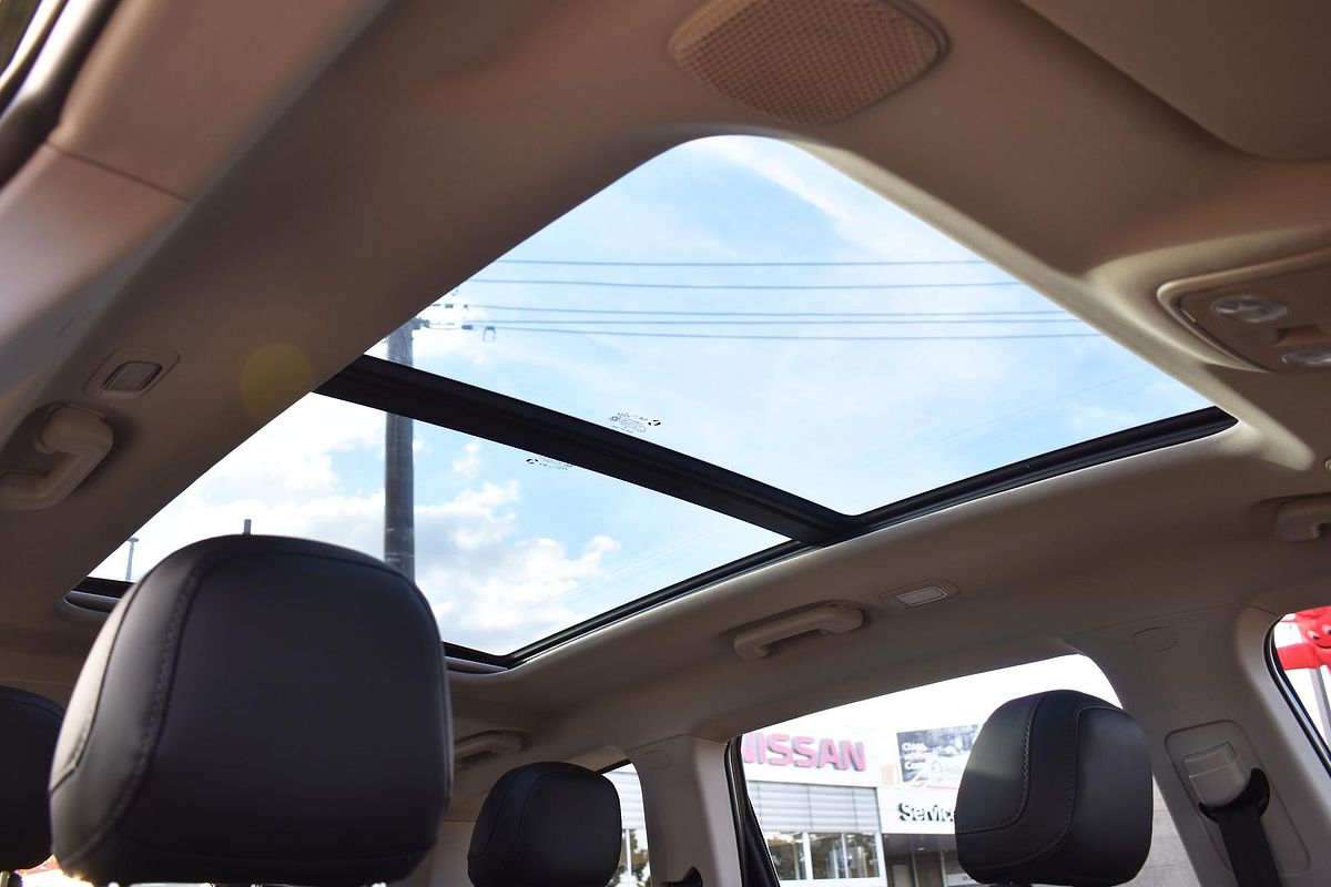 2025 Mahindra XUV700 AX7L