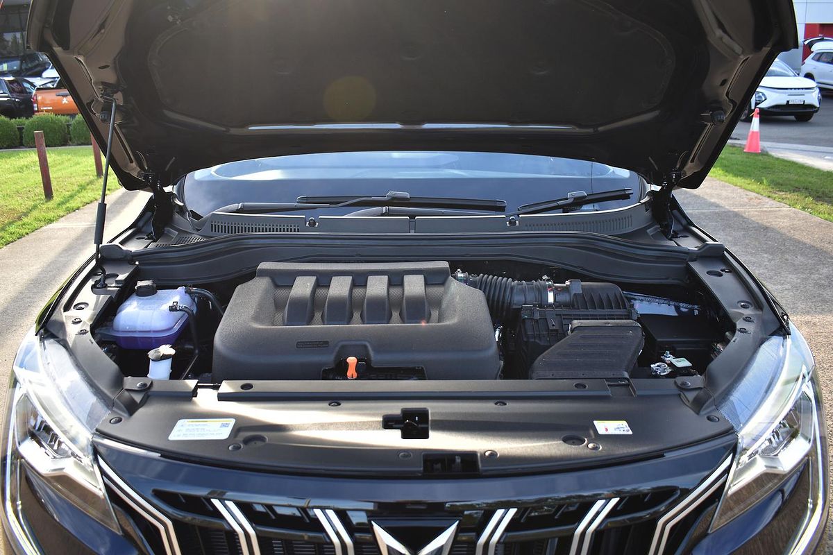 2025 Mahindra XUV700 AX7L