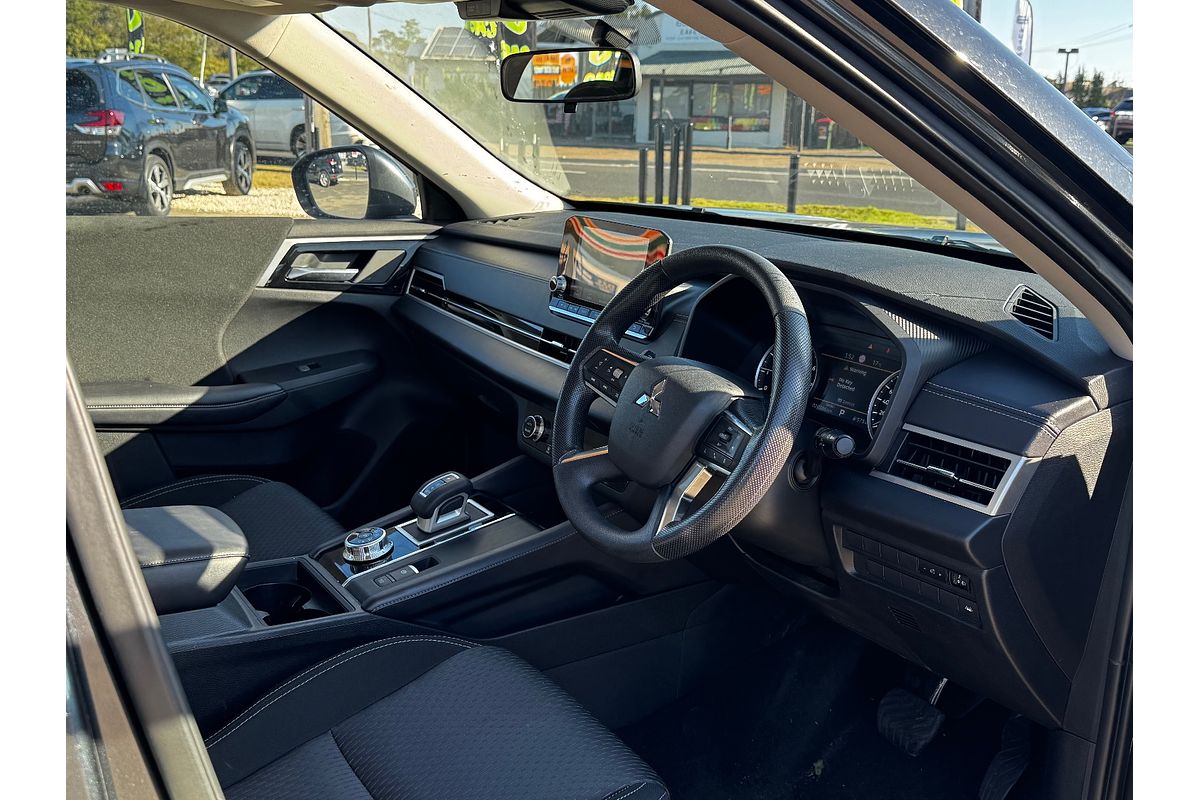 2024 Mitsubishi Outlander LS ZM