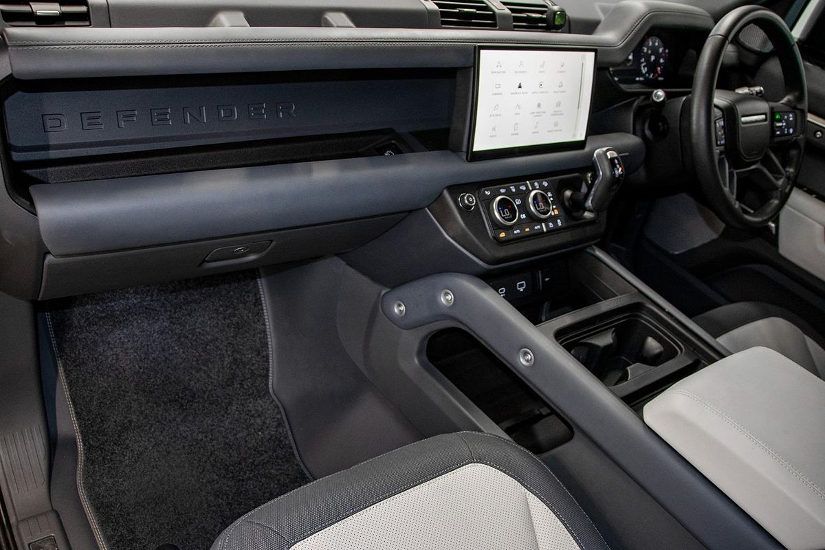2023 Land Rover Defender 130 P400 X-Dynamic SE L663