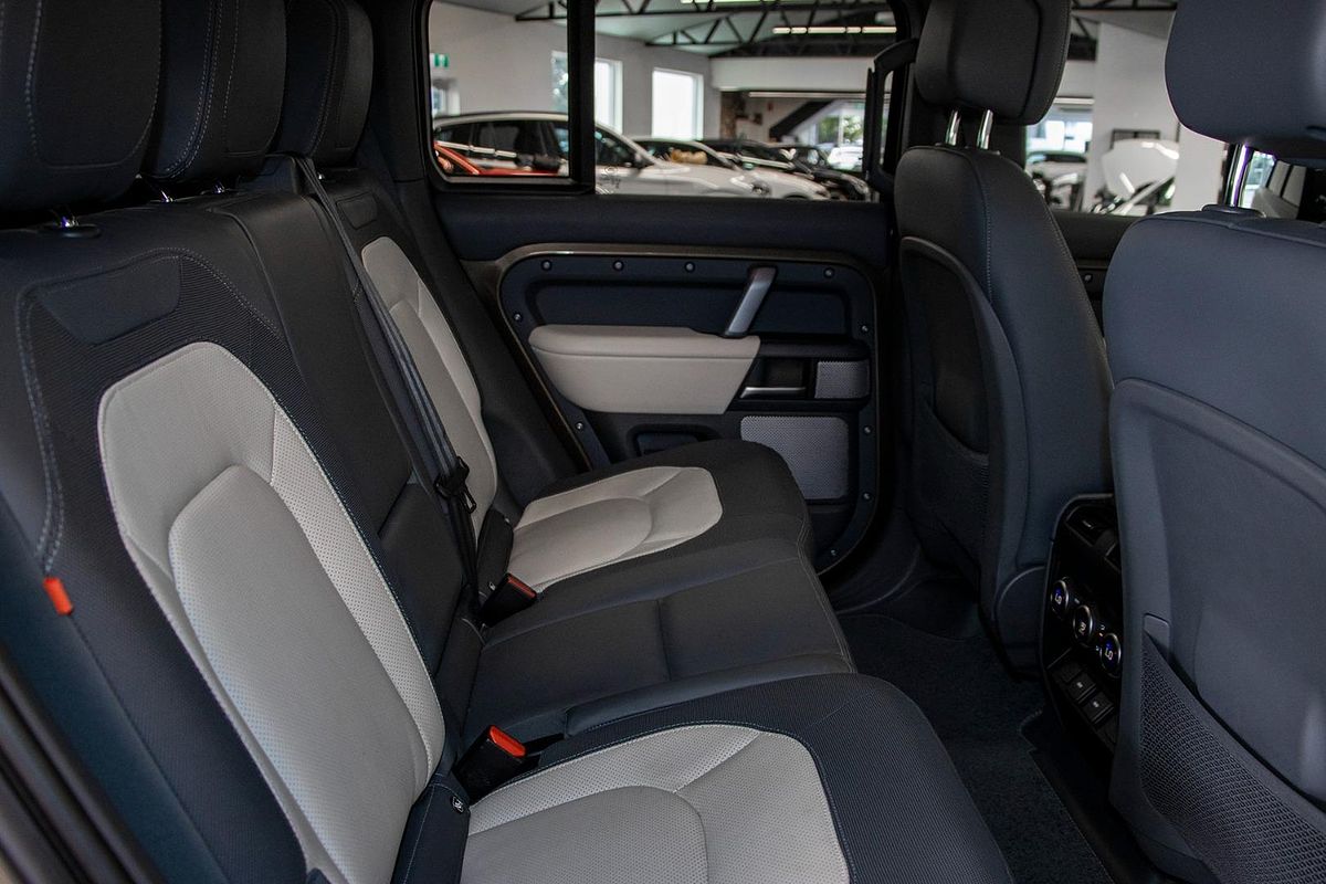 2023 Land Rover Defender 130 P400 X-Dynamic SE L663