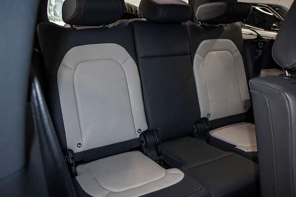 2023 Land Rover Defender 130 P400 X-Dynamic SE L663