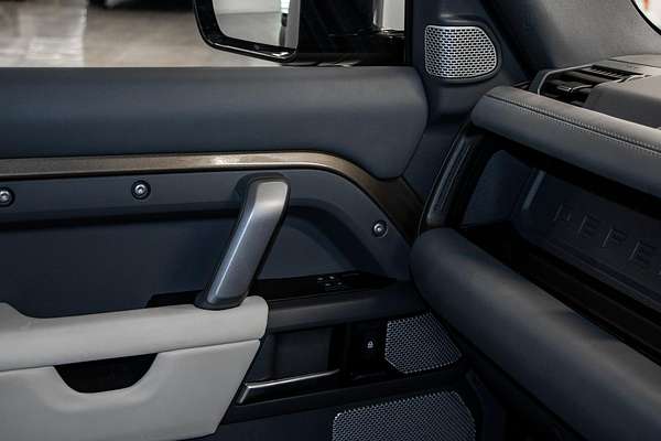 2023 Land Rover Defender 130 P400 X-Dynamic SE L663