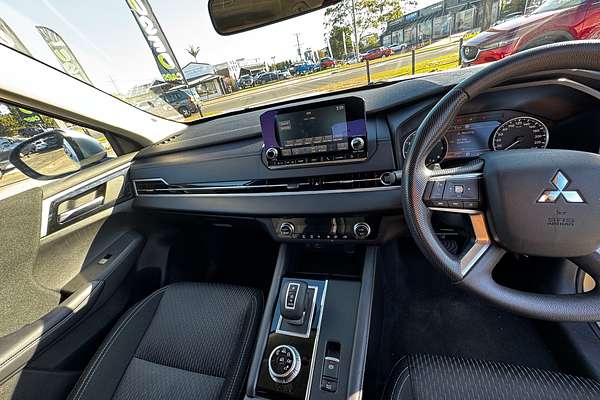2024 Mitsubishi Outlander LS ZM