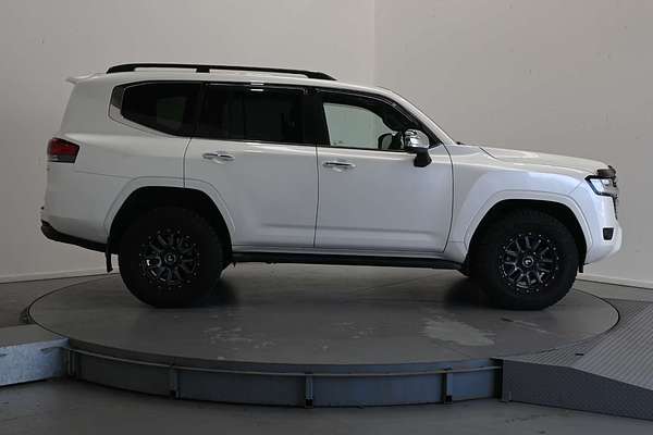 2022 Toyota Landcruiser Sahara FJA300R