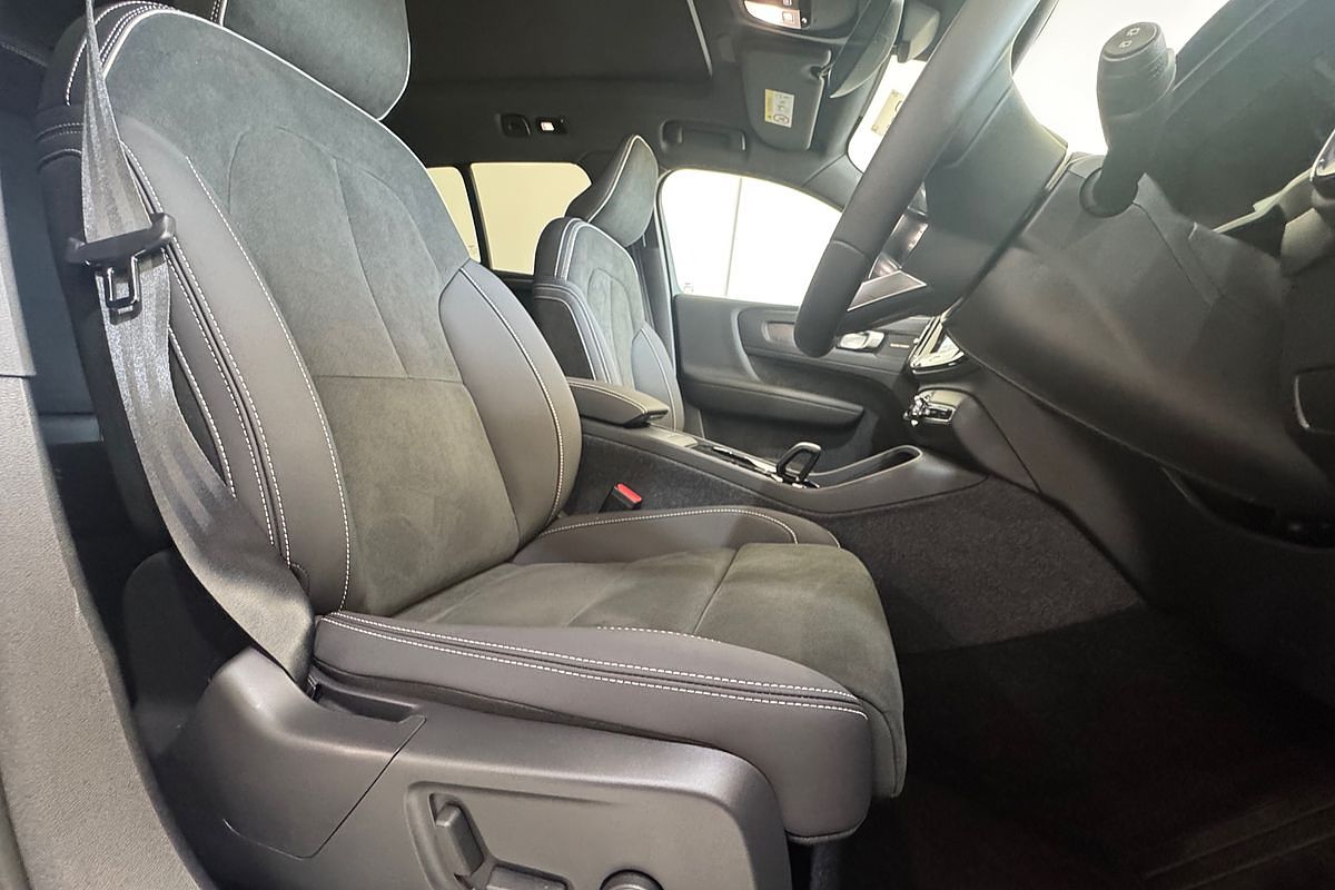 2024 Volvo EX40 Black Edition