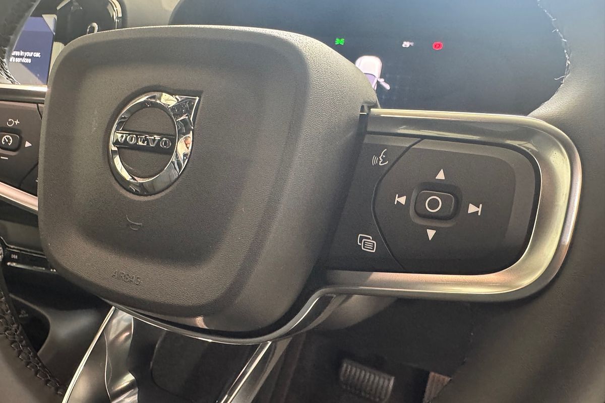 2024 Volvo EX40 Black Edition