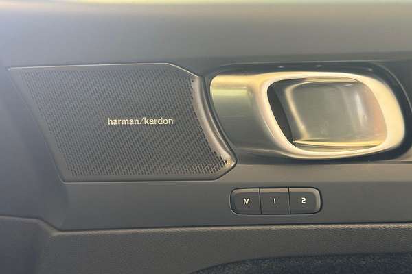 2024 Volvo EX40 Black Edition