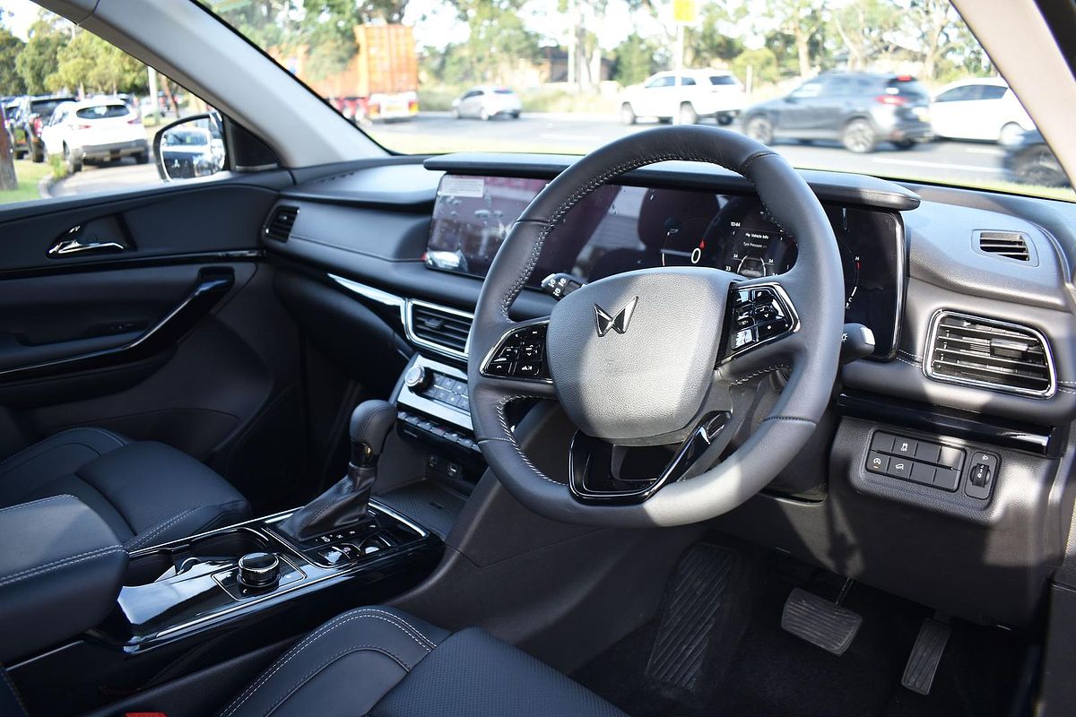 2025 Mahindra XUV700 AX7L