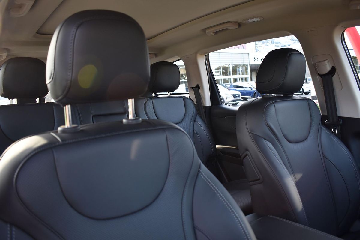 2025 Mahindra XUV700 AX7L