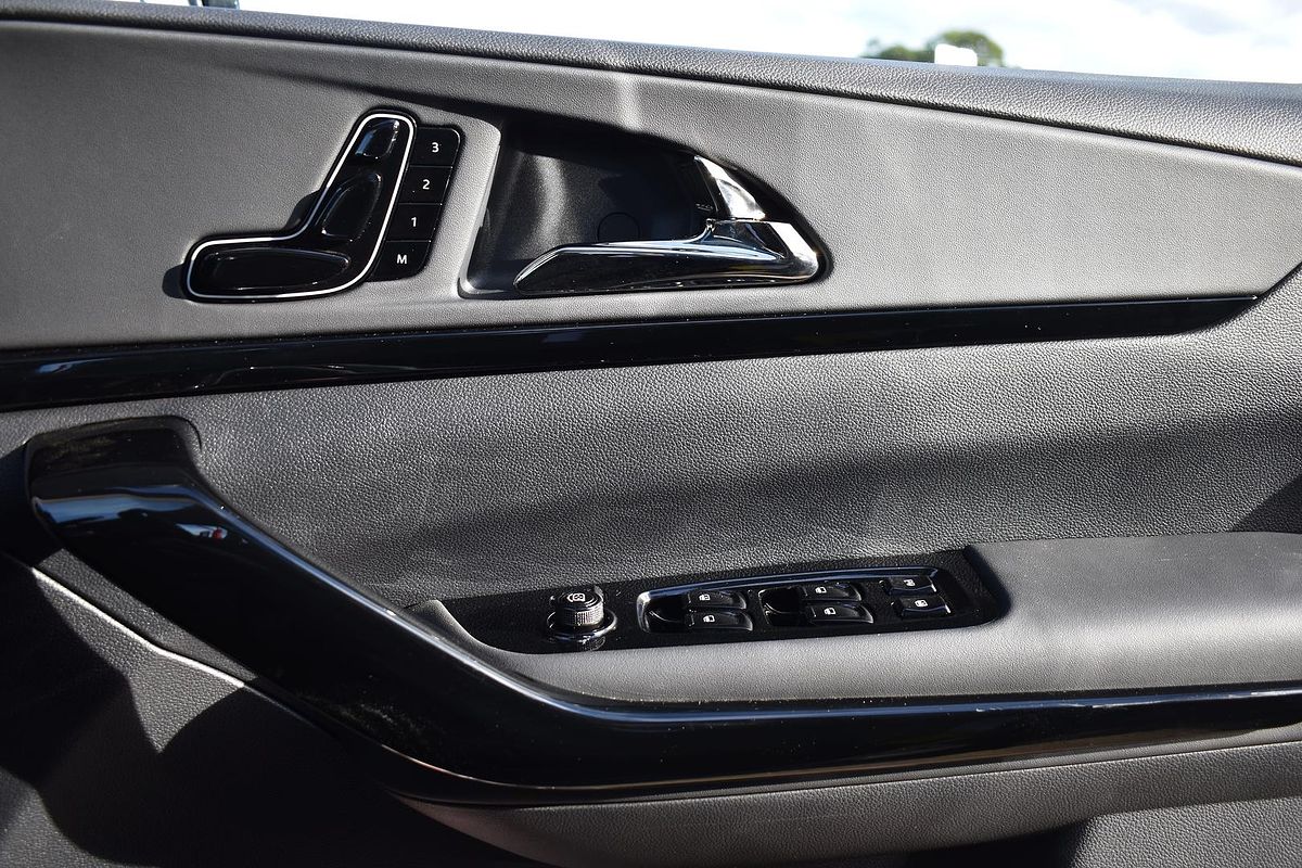 2025 Mahindra XUV700 AX7L