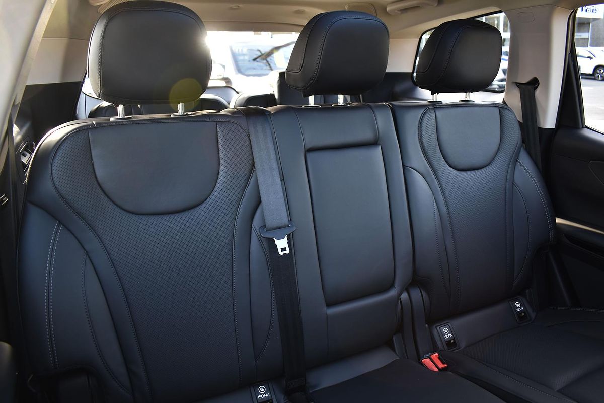 2025 Mahindra XUV700 AX7L