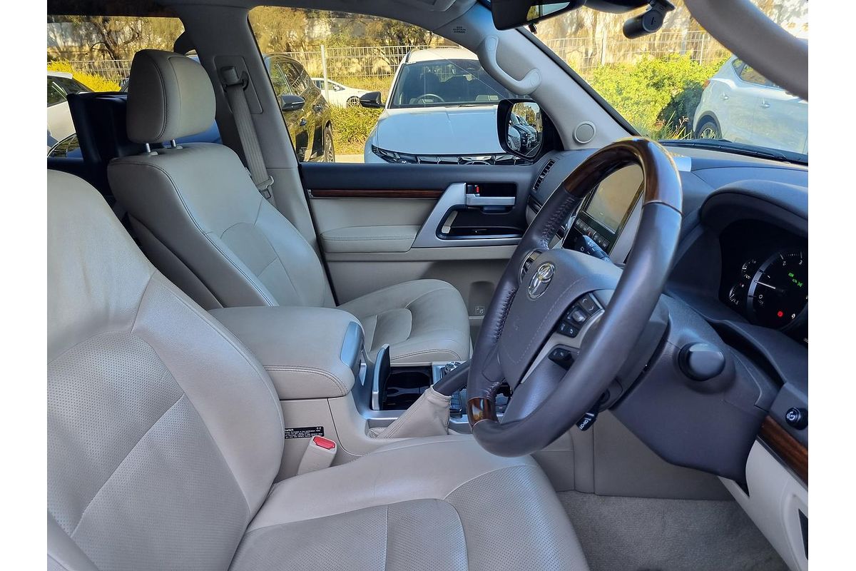 2017 Toyota Landcruiser Sahara VDJ200R