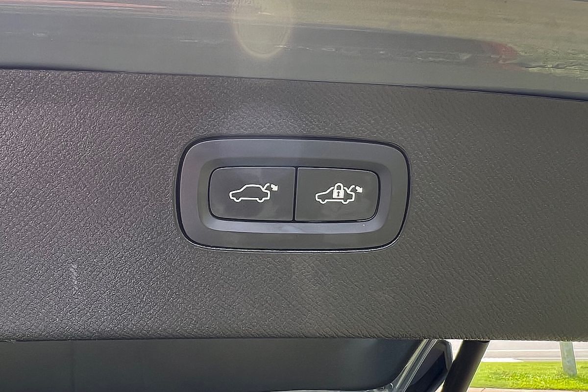 2023 Volvo XC90 Ultimate B6 Dark