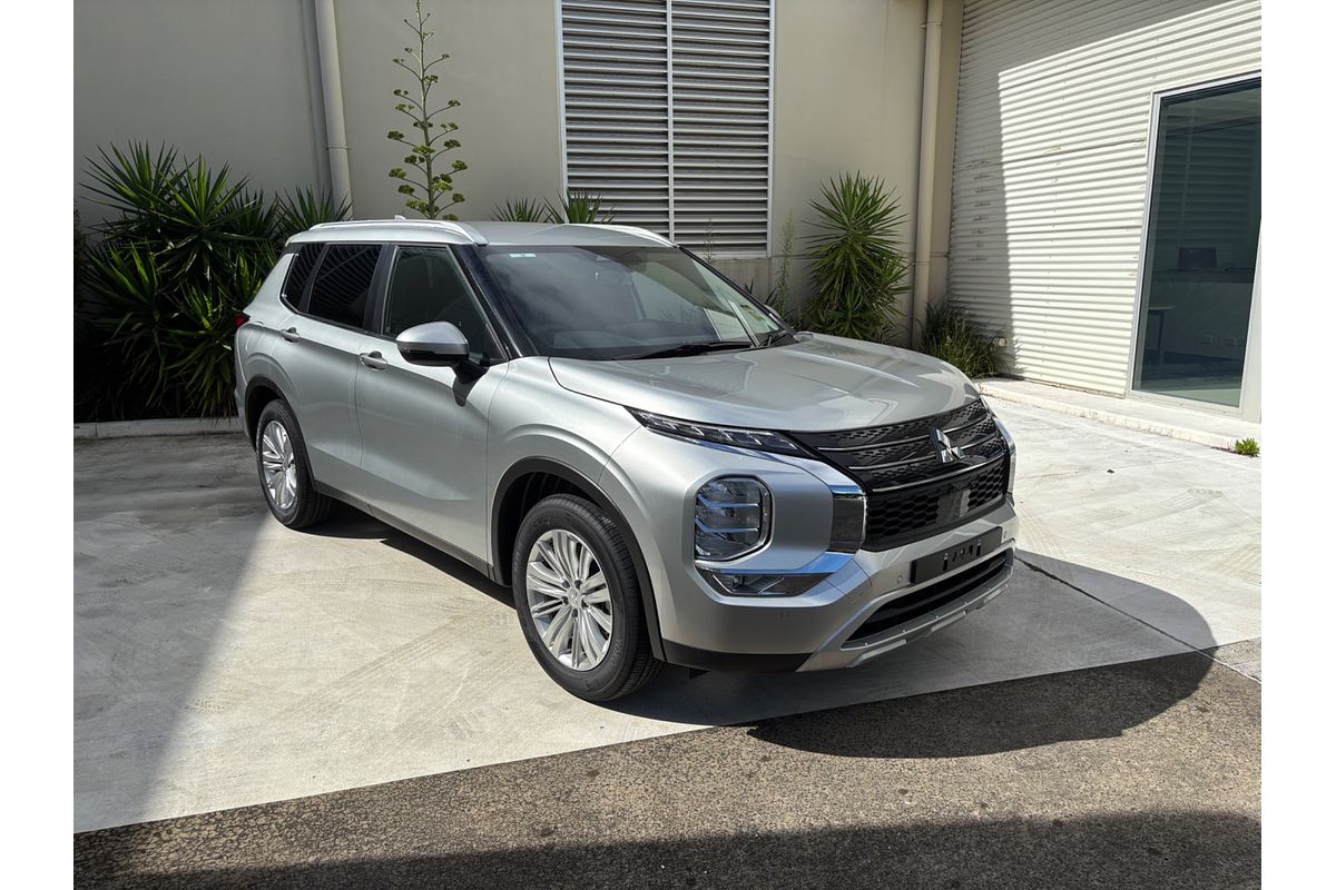 2024 Mitsubishi Outlander LS ZM