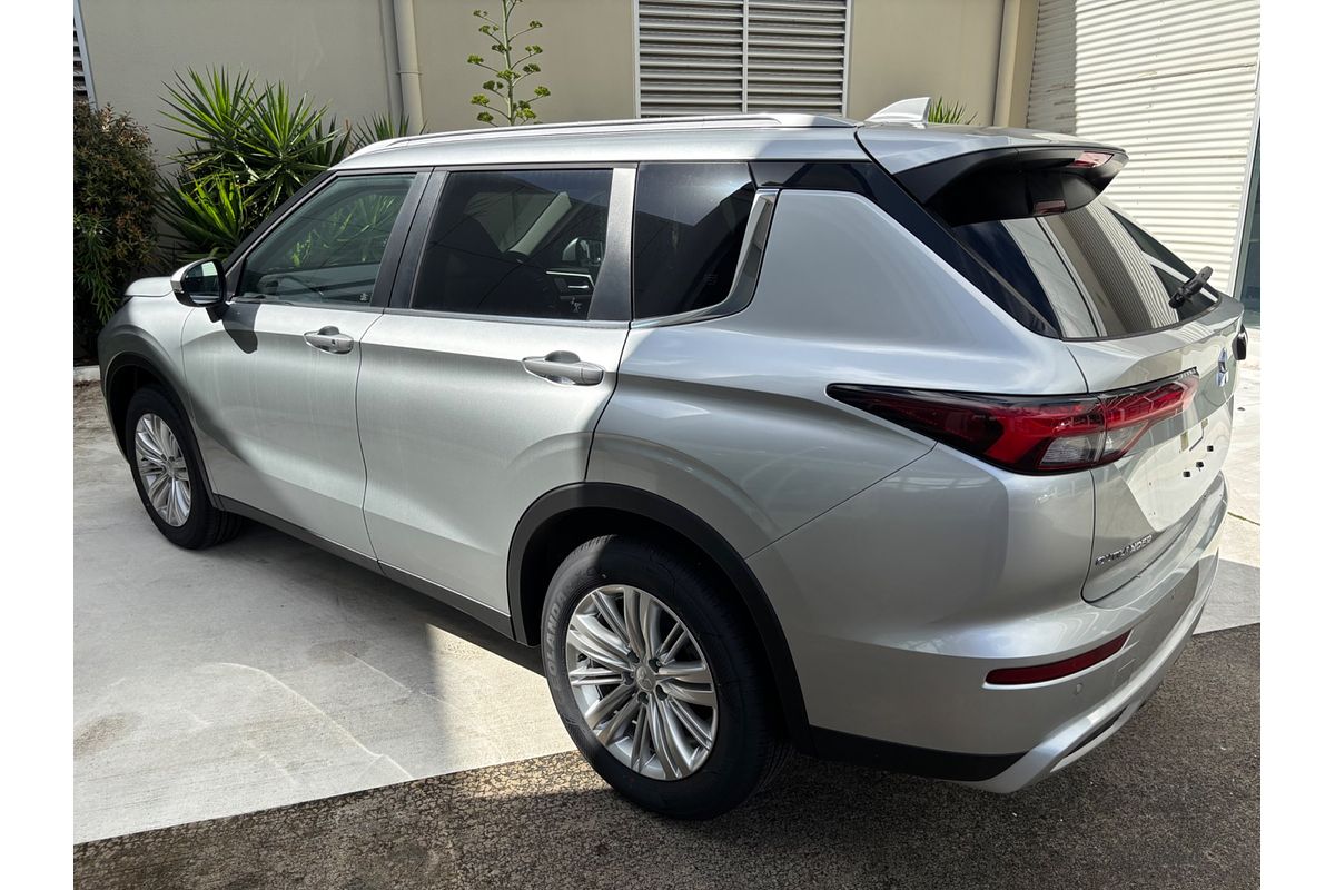 2024 Mitsubishi Outlander LS ZM